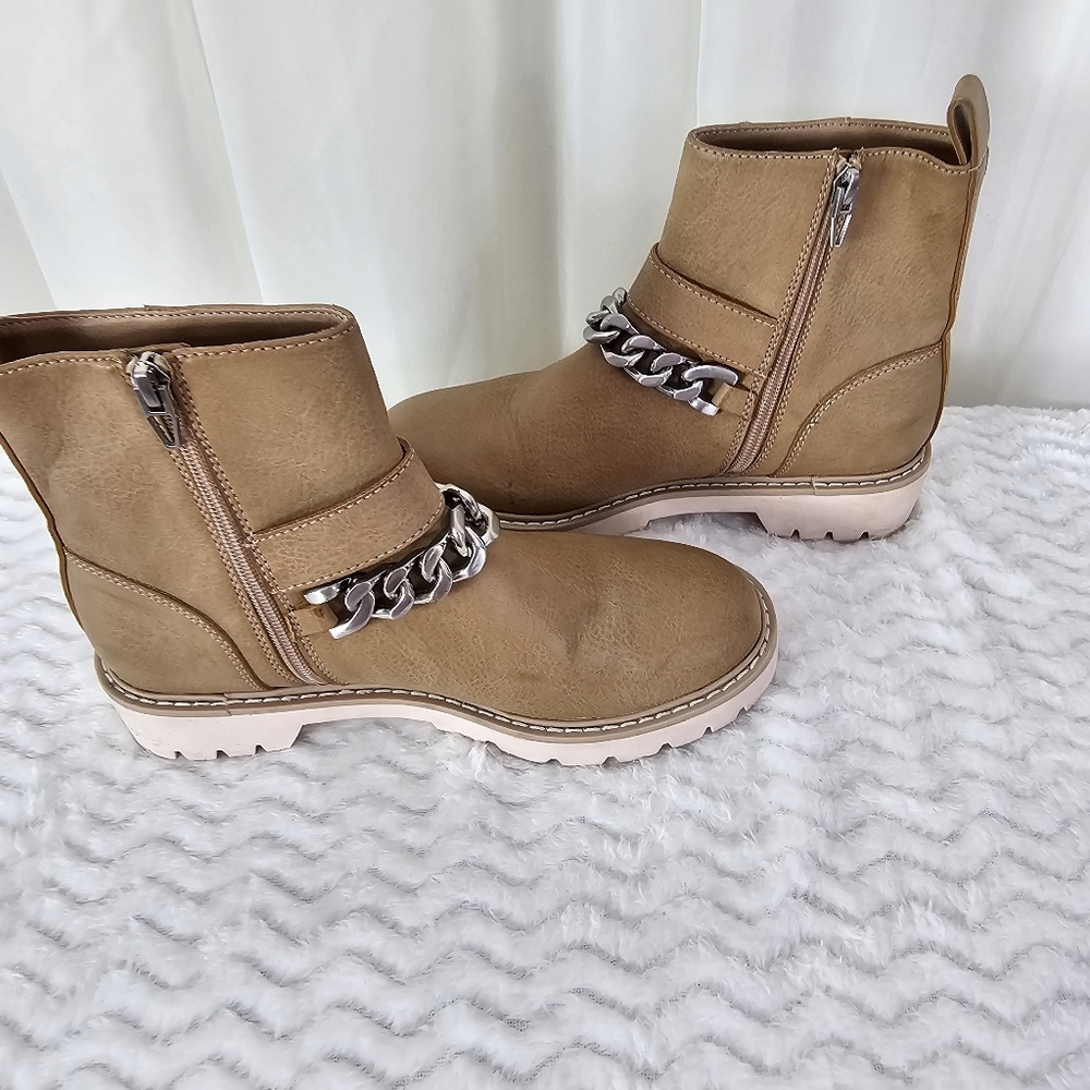 Dolce Vita Padua Taupe Chain-Trim Lug Sole Ankle Boots Size 6 - Picture 9 of 12